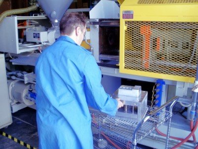 Installing a mold on a Toshiba press